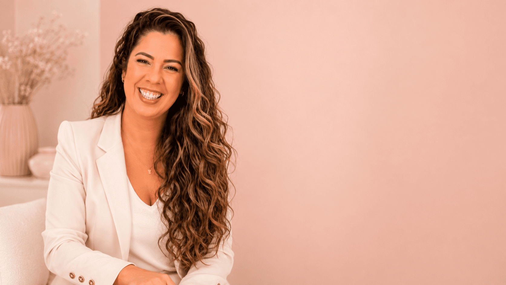 Lais Barbosa, consultora de beleza Mary Kay, pronta para atender pelo WhatsApp.